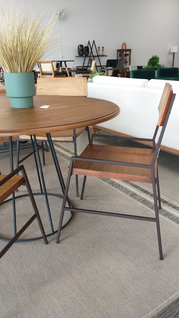 Ambiente 2 com Lumber Chair Wood and Iron