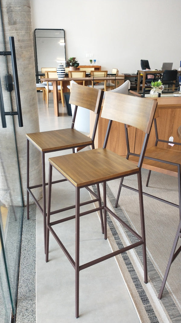 Ambiente 1 com Lumber Wood and Iron Stool