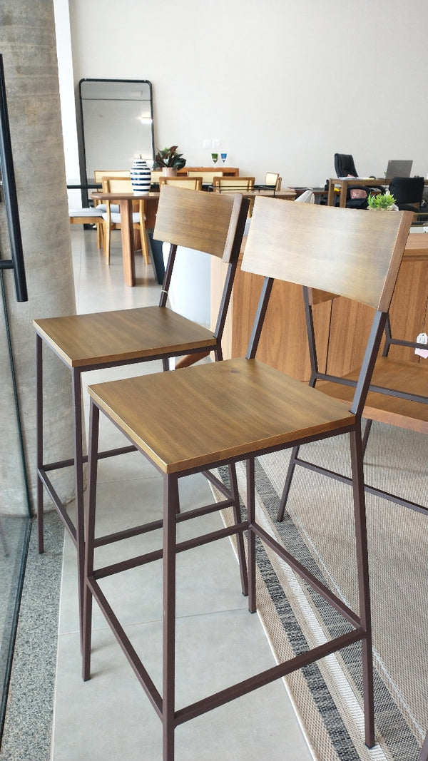 Ambiente 2 com Lumber Wood and Iron Stool