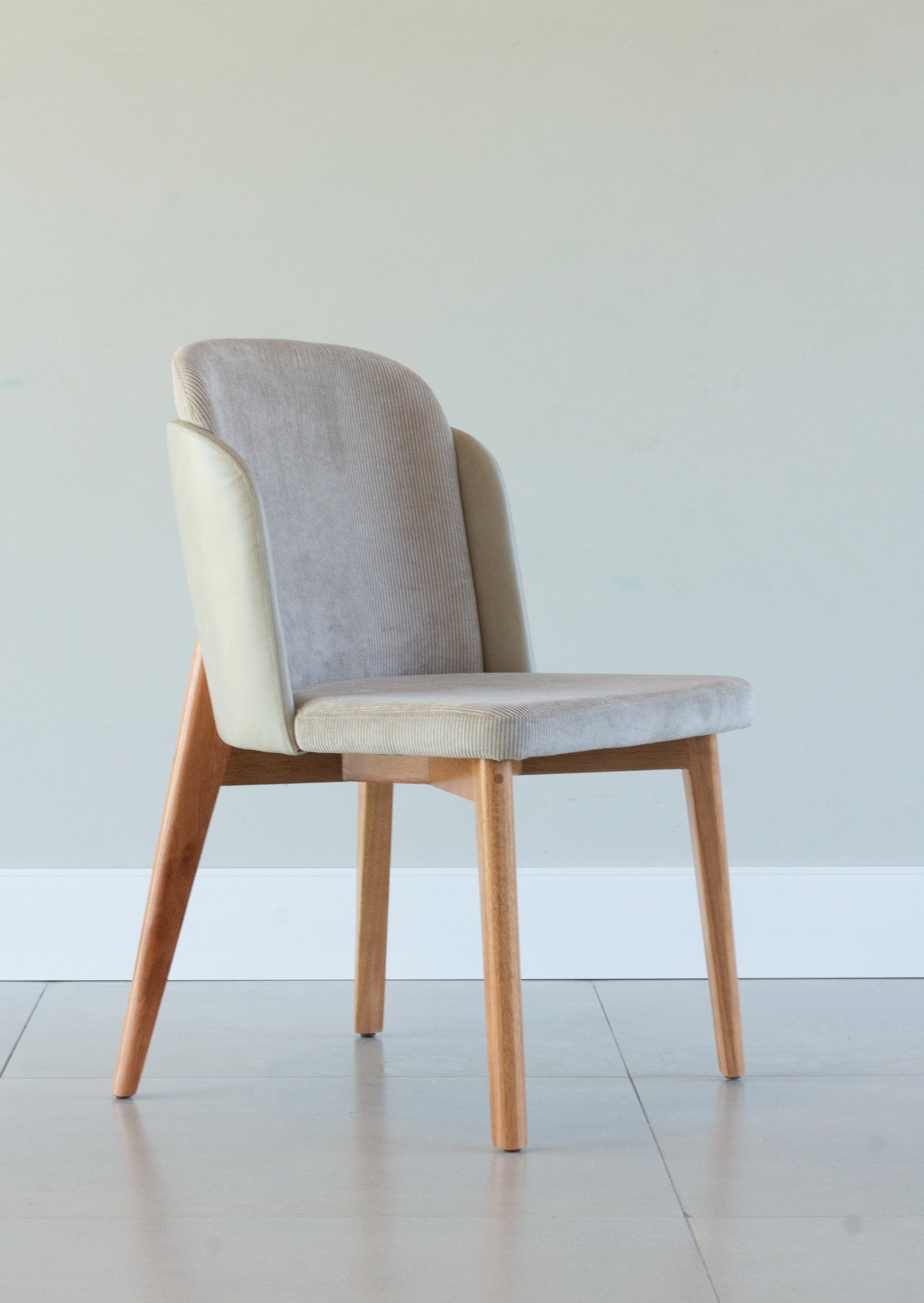 Silla Cloe Respaldo de Madera Negra Tapizada en Tela BR23 Asiento de Tela BR5000 Mango Negro