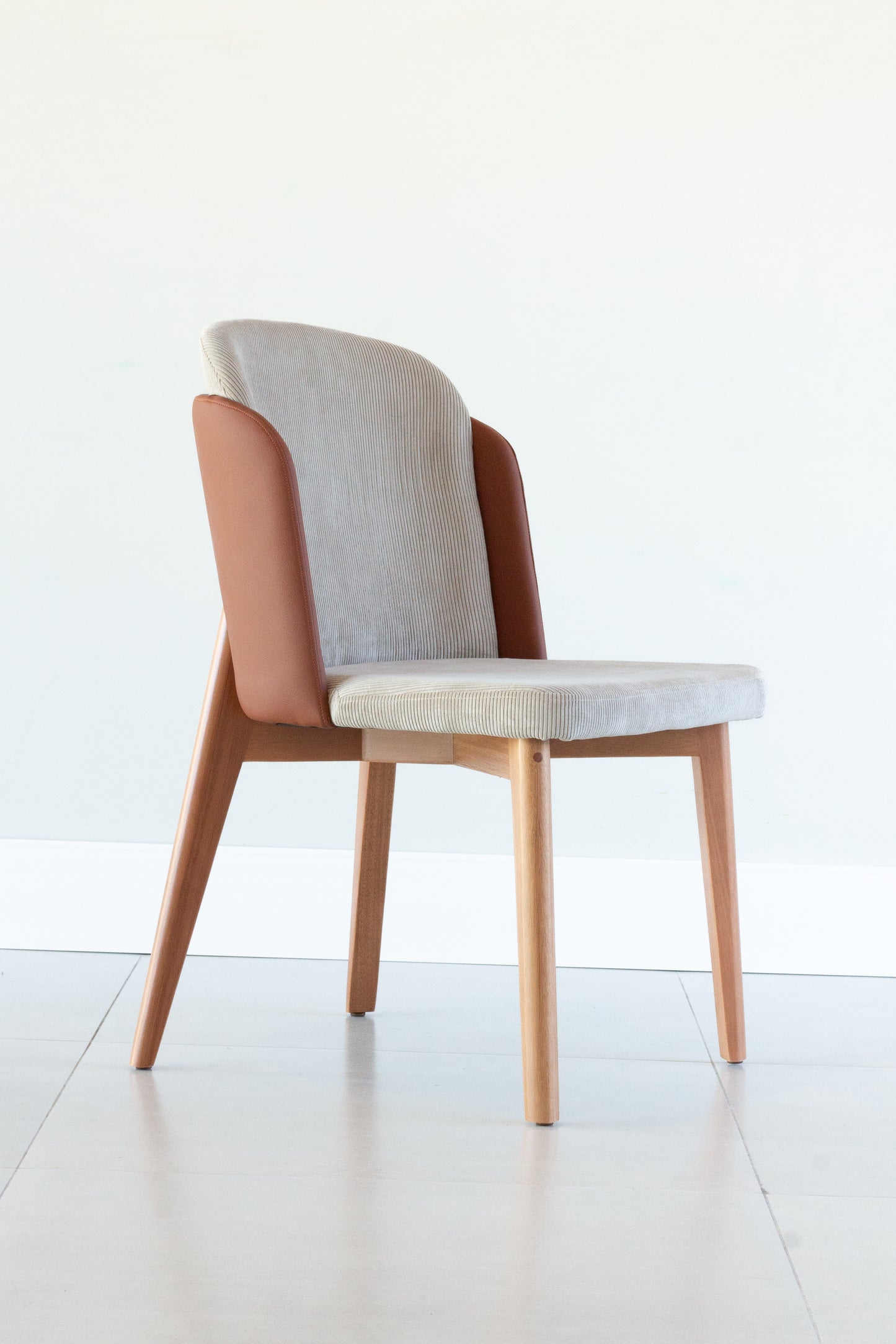 Silla Cloe Respaldo de Madera Negra Tapizada en Tela BR23 Asiento de Tela BR5000 Mango Negro