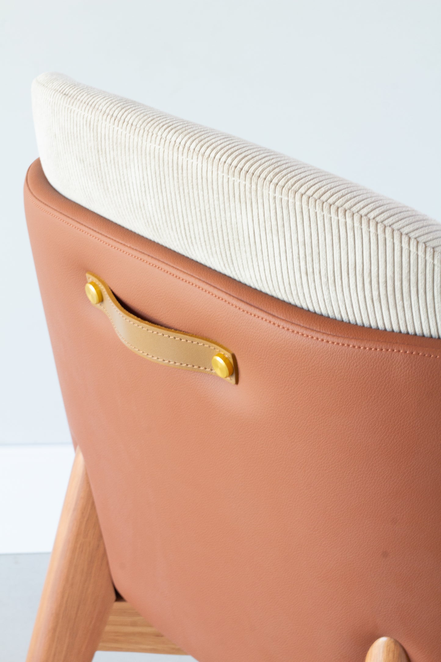 Silla Cloe Respaldo de Madera Negra Tapizada en Tela BR23 Asiento de Tela BR5000 Mango Negro