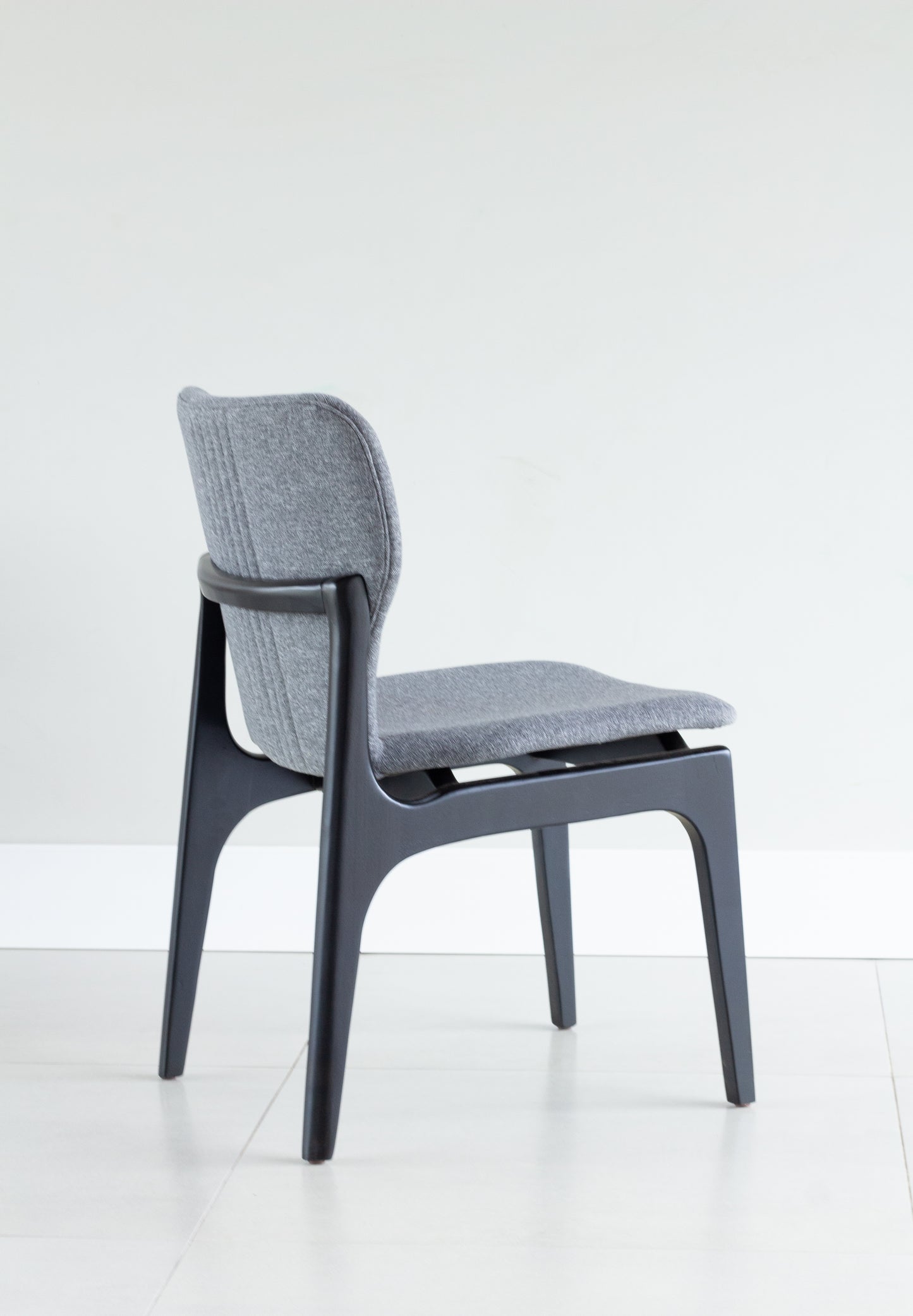 Cadeira Lívia Madeira Ebano Assento Estofado Tecido AB60