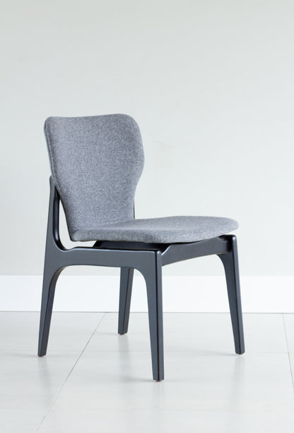 Cadeira Lívia Madeira Ebano Assento Estofado Tecido AB60