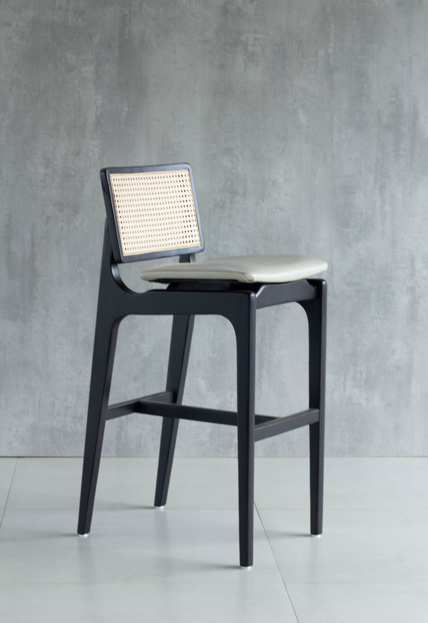 Banqueta Olivia Madeira Ebano Encosto com palha sextavada Assento Estofado AQ8014