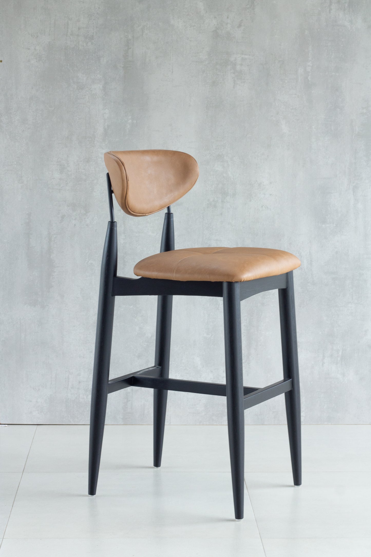 Banqueta Adara Madeira Ebano Metal Preto Assento Couro AA9011