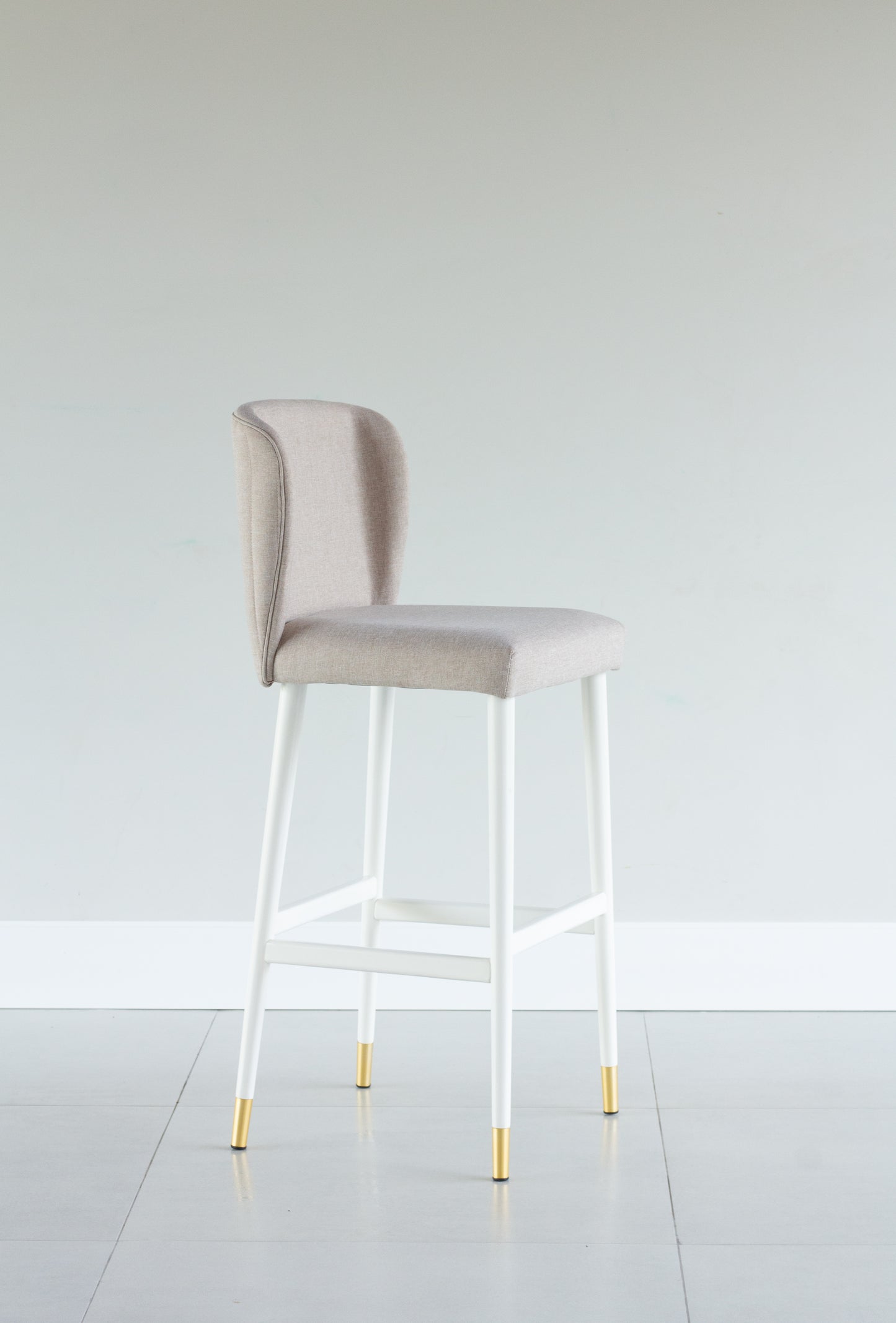 Banqueta Moana Madeira Off White Detalhe Dourado Assento Estofado BS 710