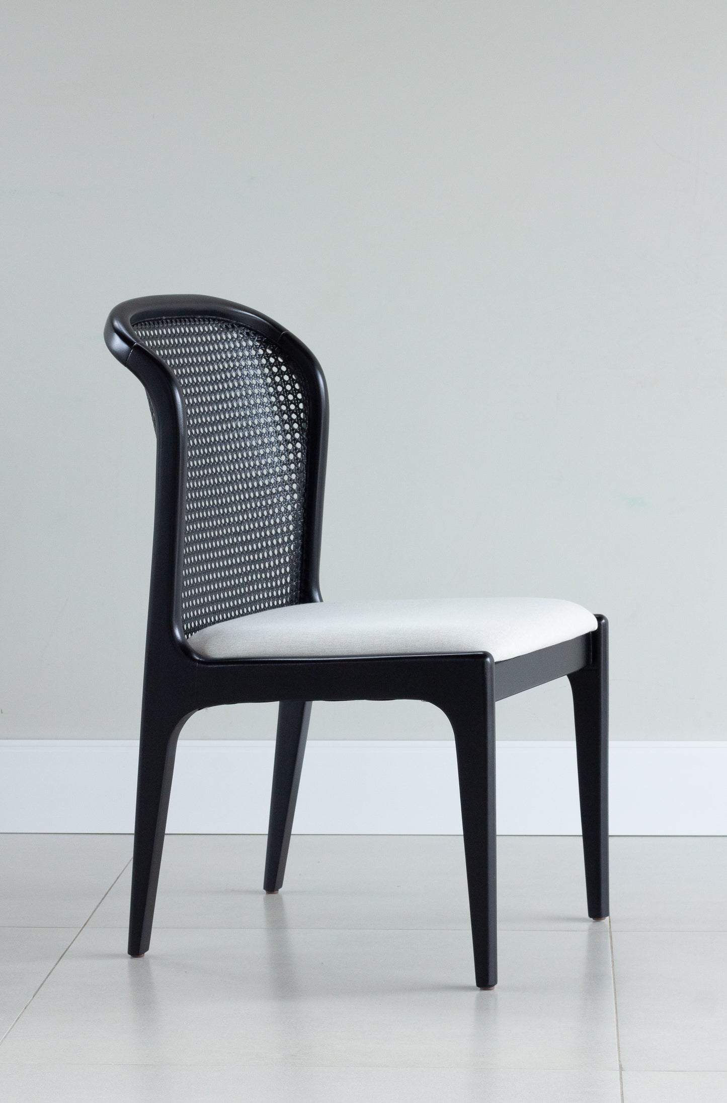 Cadeira Isis Encosto Palha Sextavada Madeira Ebano Assento Estofado Tecido BR5000