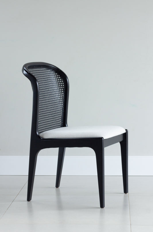 Silla Isis con Respaldo Hexagonal de Paja Asiento de Madera Natural Tapizado en Tela BR6000