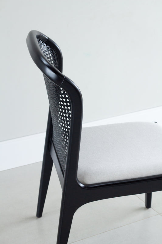 Silla Isis con Respaldo Hexagonal de Paja Asiento de Madera Natural Tapizado en Tela BR6000