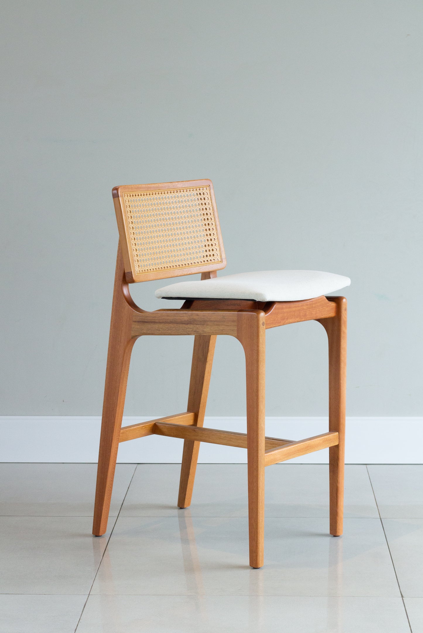 Banqueta Olivia Madeira 60 Encosto com palha sextavada Assento Estofado BS703