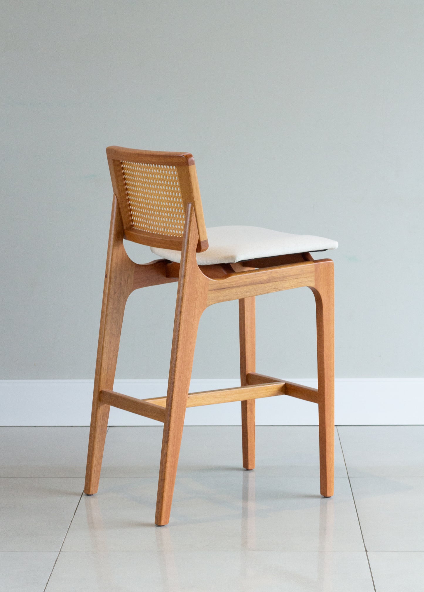 Banqueta Olivia Madeira 60 Encosto com palha sextavada Assento Estofado BS703