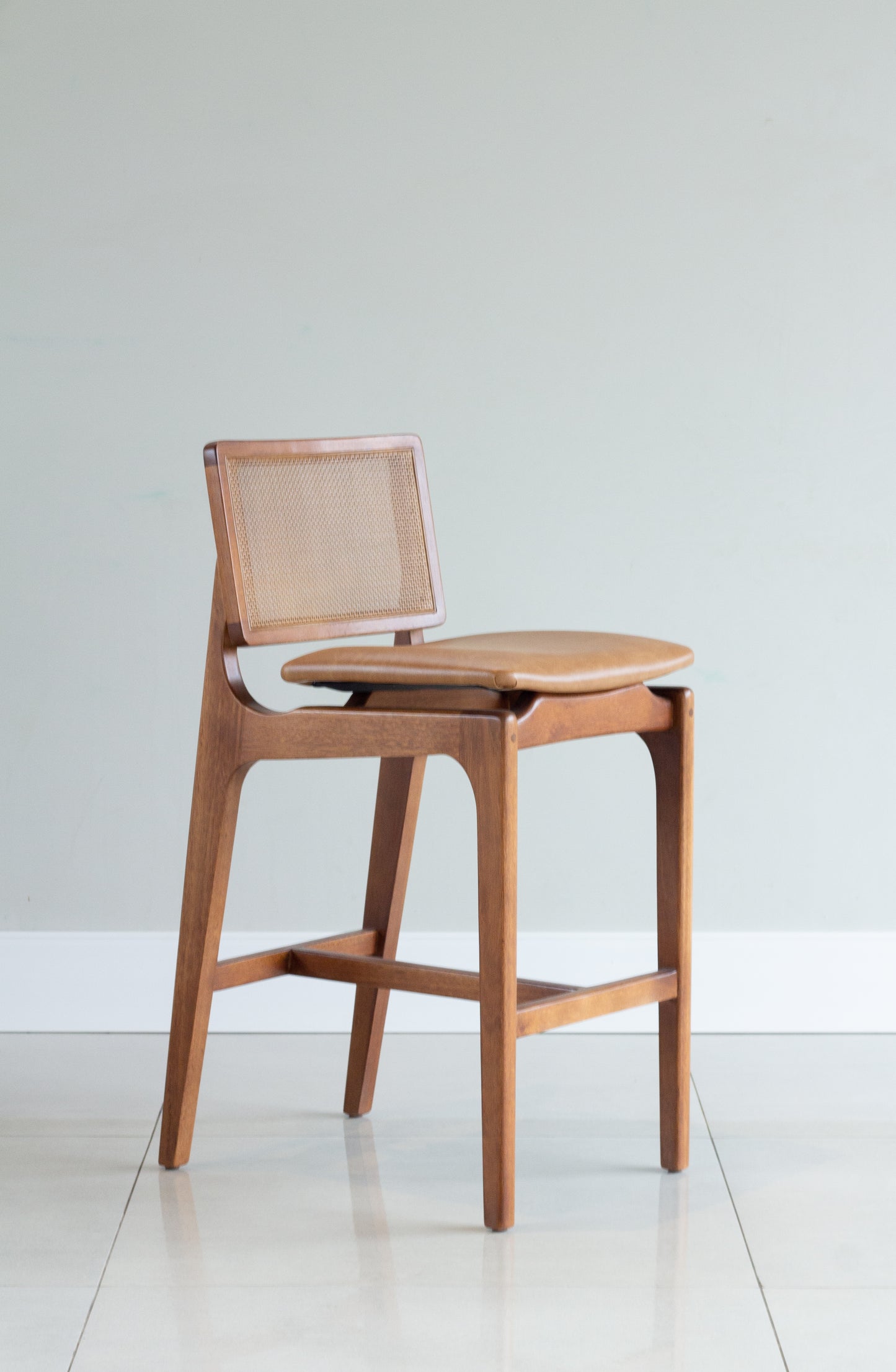 Banqueta Olivia Madeira 60 Encosto com palha sextavada Assento Estofado AA9011