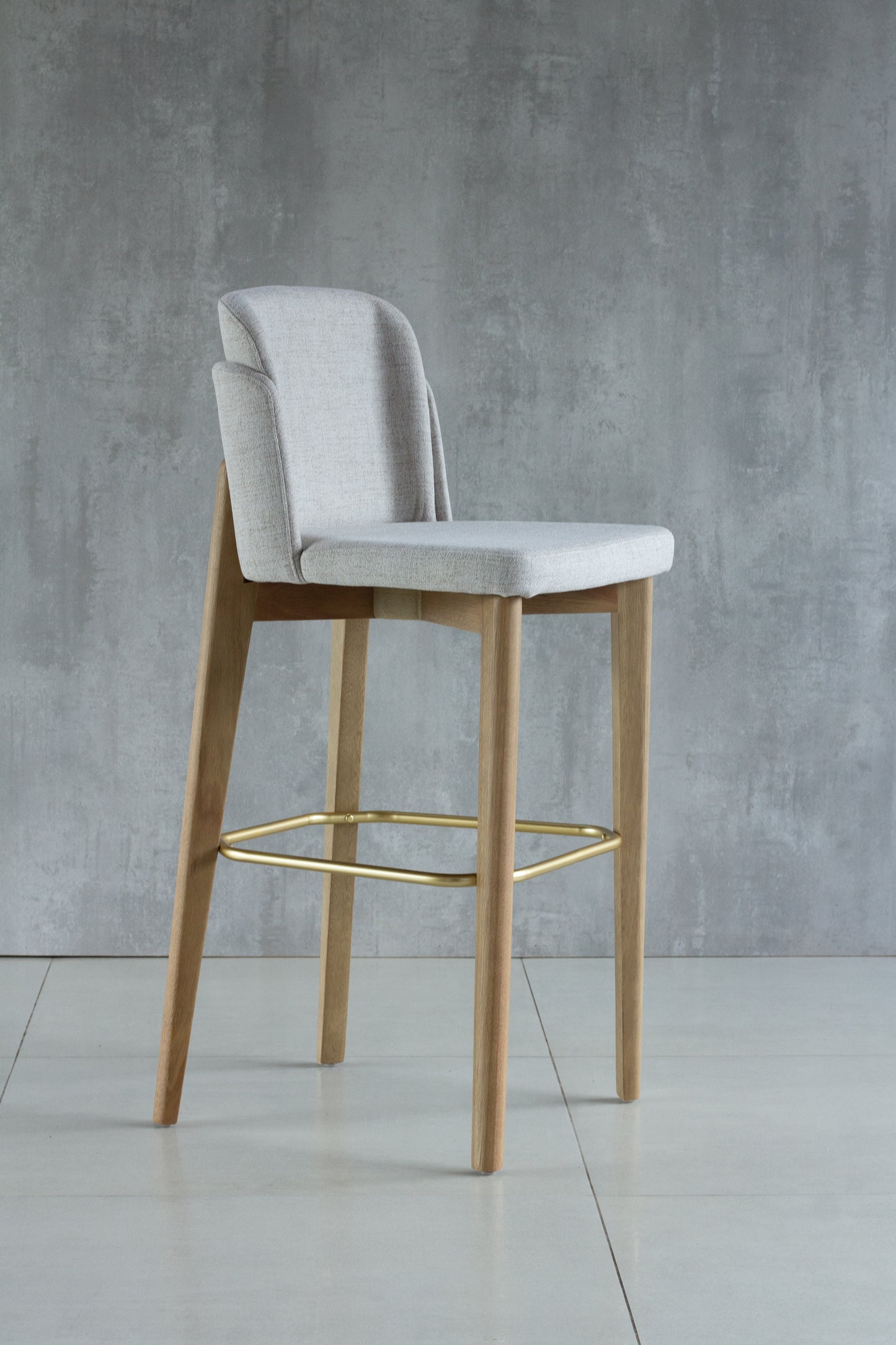 Banqueta Cloe Madeira 70 Metal Dourado Detalhe em couro Marrom Assento Tecido BR6031