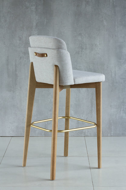 Banqueta Cloe Madeira 70 Metal Dourado Detalhe em couro Marrom Assento Tecido BR6031