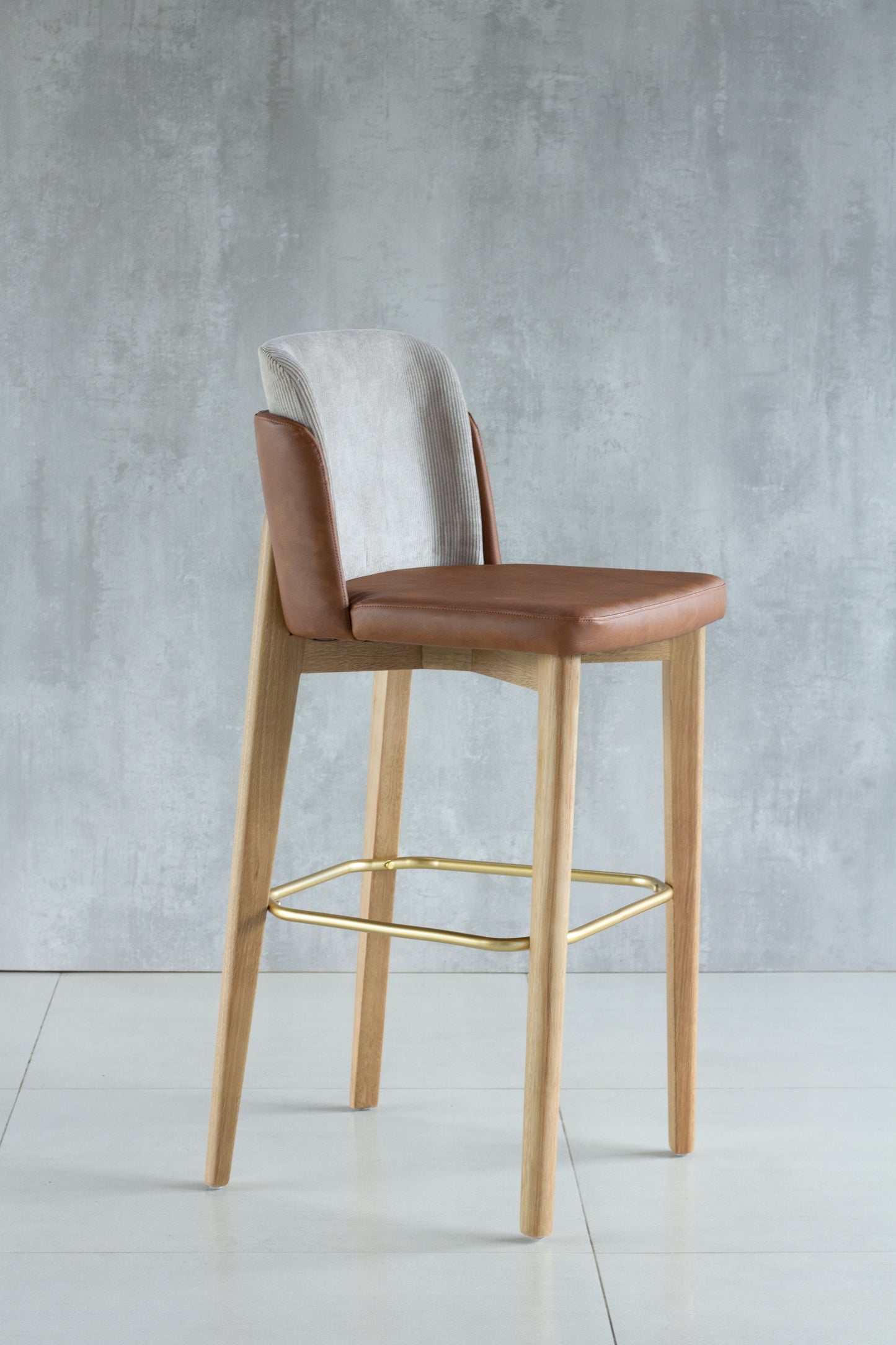 Banqueta Cloe Madeira Damasco Metal Dourado Assento Tecido AA9002 e Couro Marrom BR6026