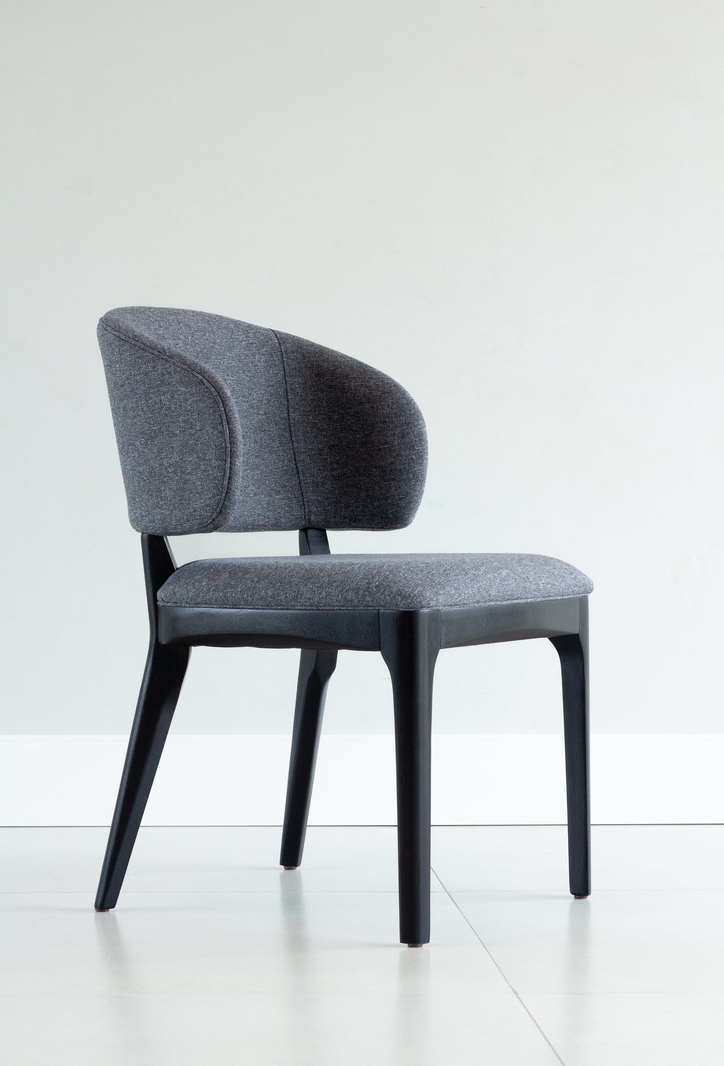 Cadeira Ester Madeira Pintura Ebano Assento Estofado Tecido AQ2031