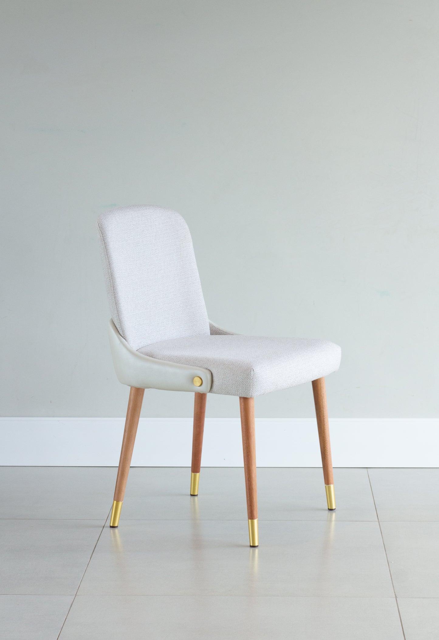 Cadeira Jasmine Madeira 50 Detalhe em couro AA9010 Assento Estofado Tecido BS705