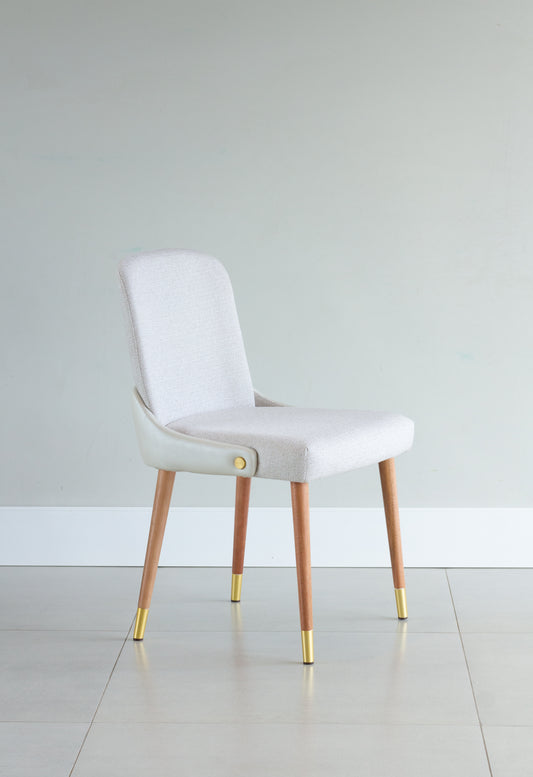 Cadeira Jasmine Madeira 50 Detalhe em couro AA9010 Assento Estofado Tecido BS705