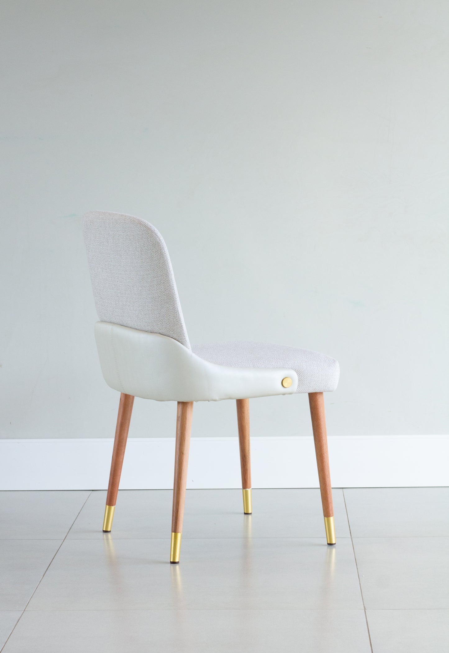 Cadeira Jasmine Madeira 50 Detalhe em couro AA9010 Assento Estofado Tecido BS705