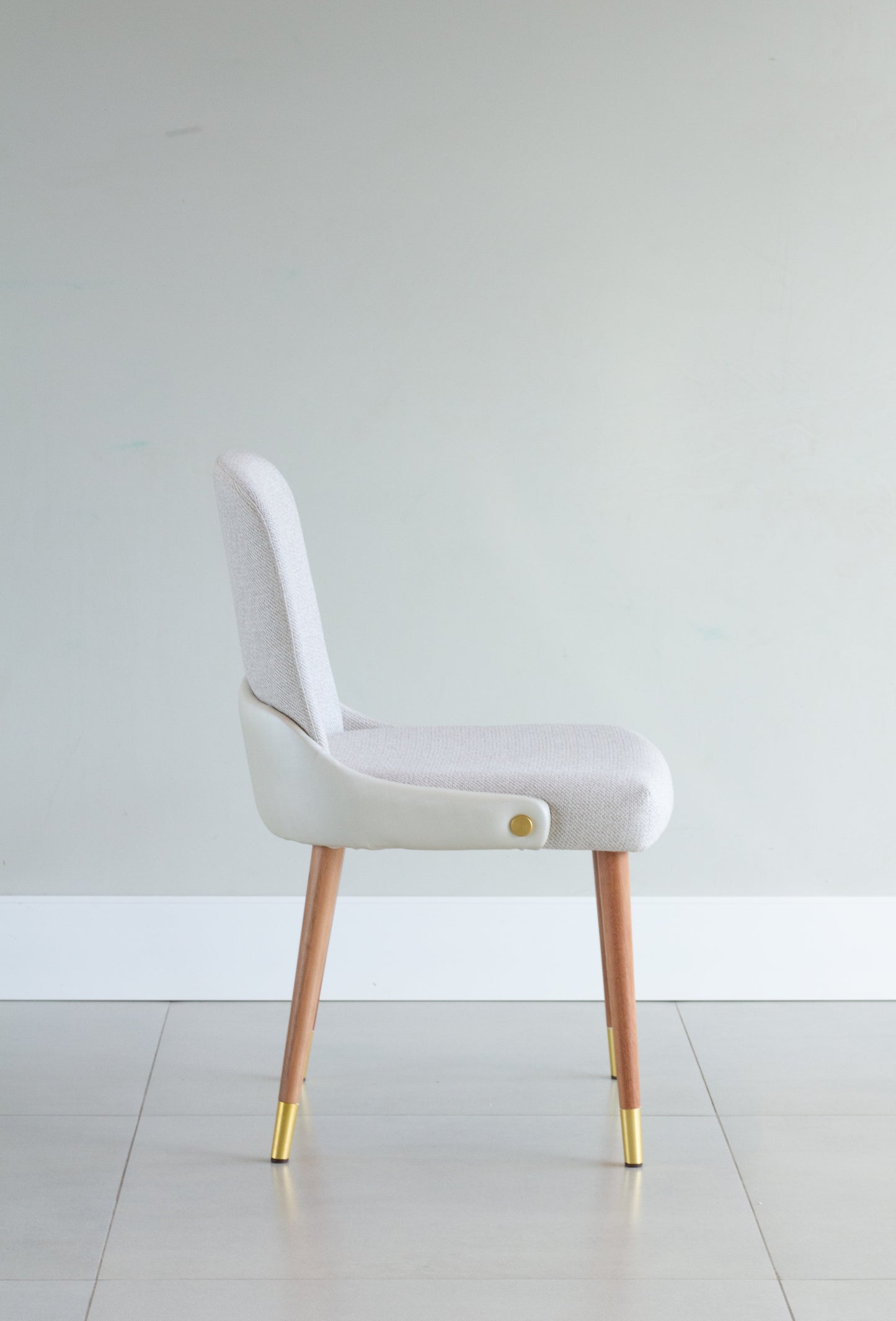 Cadeira Jasmine Madeira 50 Detalhe em couro AA9010 Assento Estofado Tecido BS705