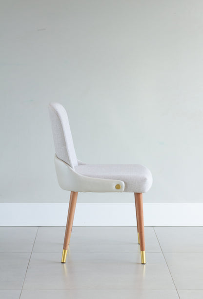 Cadeira Jasmine Madeira 50 Detalhe em couro AA9010 Assento Estofado Tecido BS705