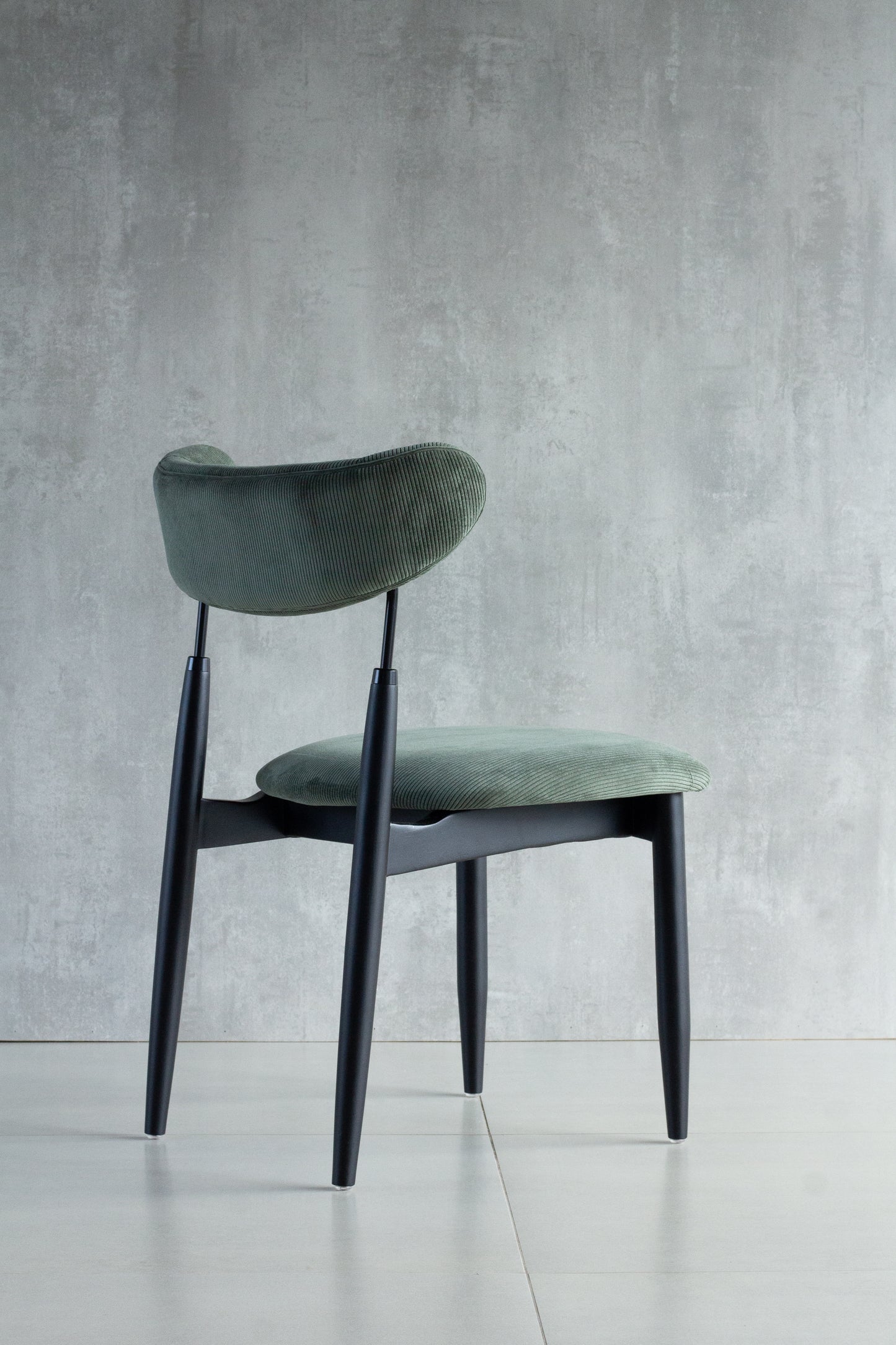 Cadeira Lais Madeira Ebano Metal Preto Assento e Encosto Estofado Tecido AA9004