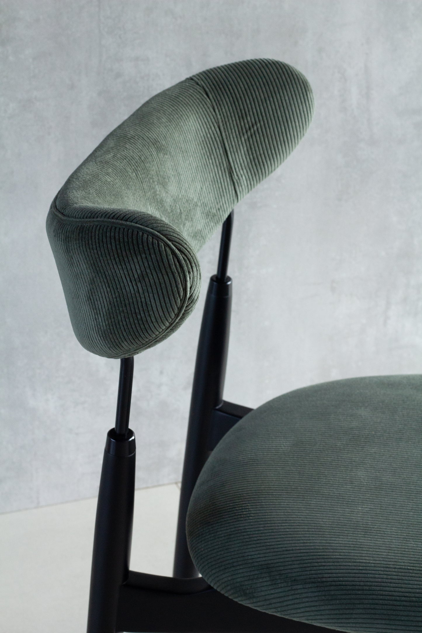 Cadeira Lais Madeira Ebano Metal Preto Assento e Encosto Estofado Tecido AA9004