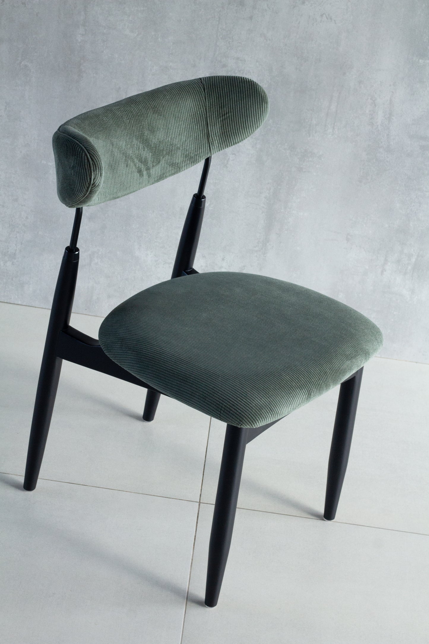 Cadeira Lais Madeira Ebano Metal Preto Assento e Encosto Estofado Tecido AA9004