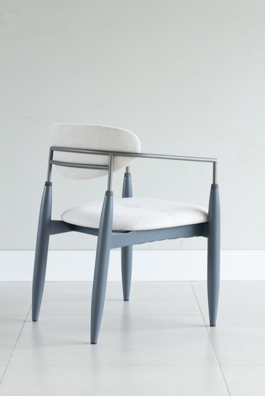 Silla Adara con Brazo Madera Asiento de Metal Negro Mate Dorado Tapizado Tela BR6000