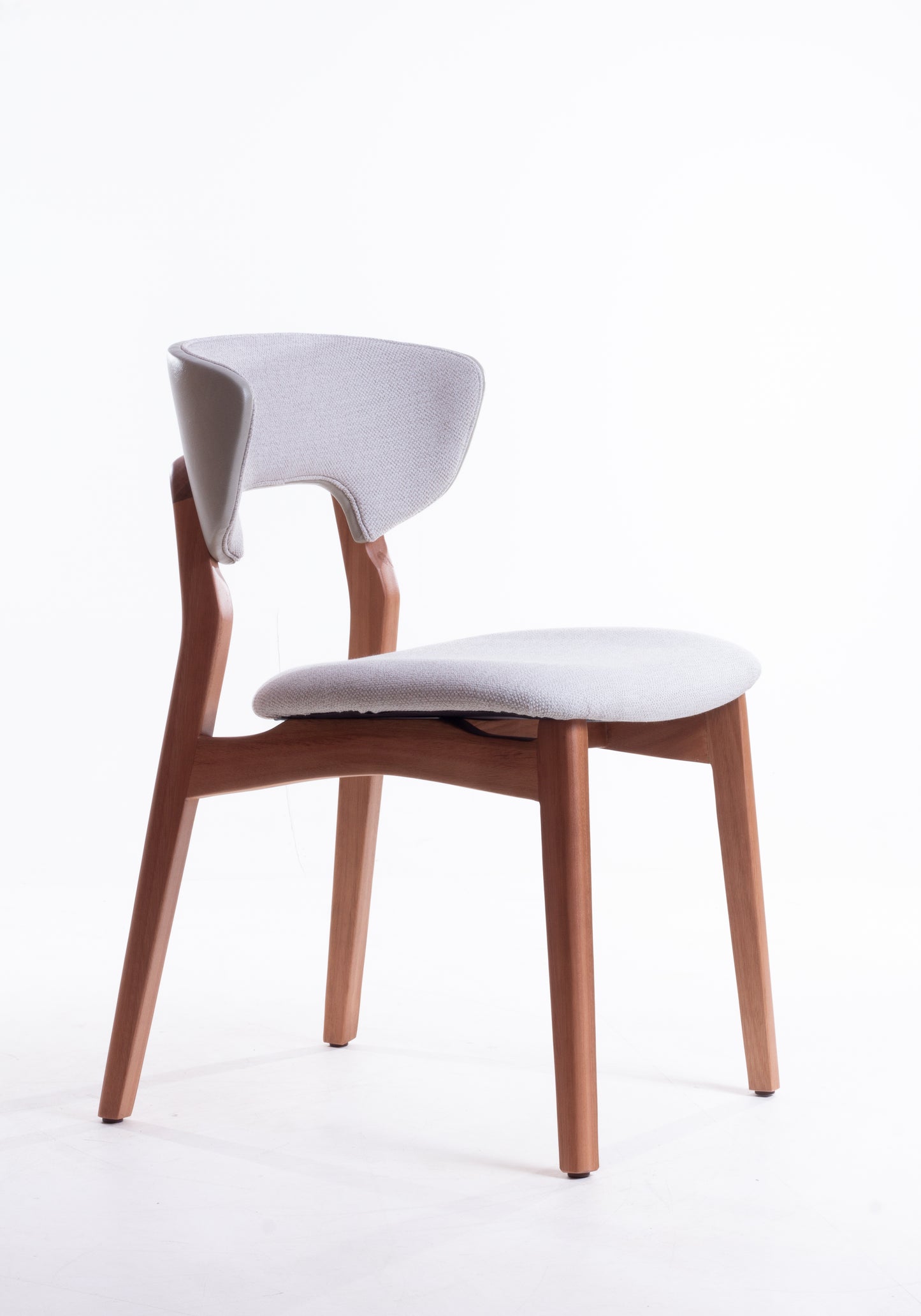 Silla Adara con Brazo Madera Asiento de Metal Negro Mate Dorado Tapizado Tela BR6000