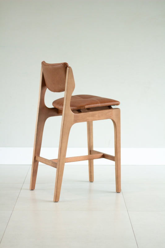 Banqueta Pietra Madeira 30 Encosto e Assento com Couro AB1016