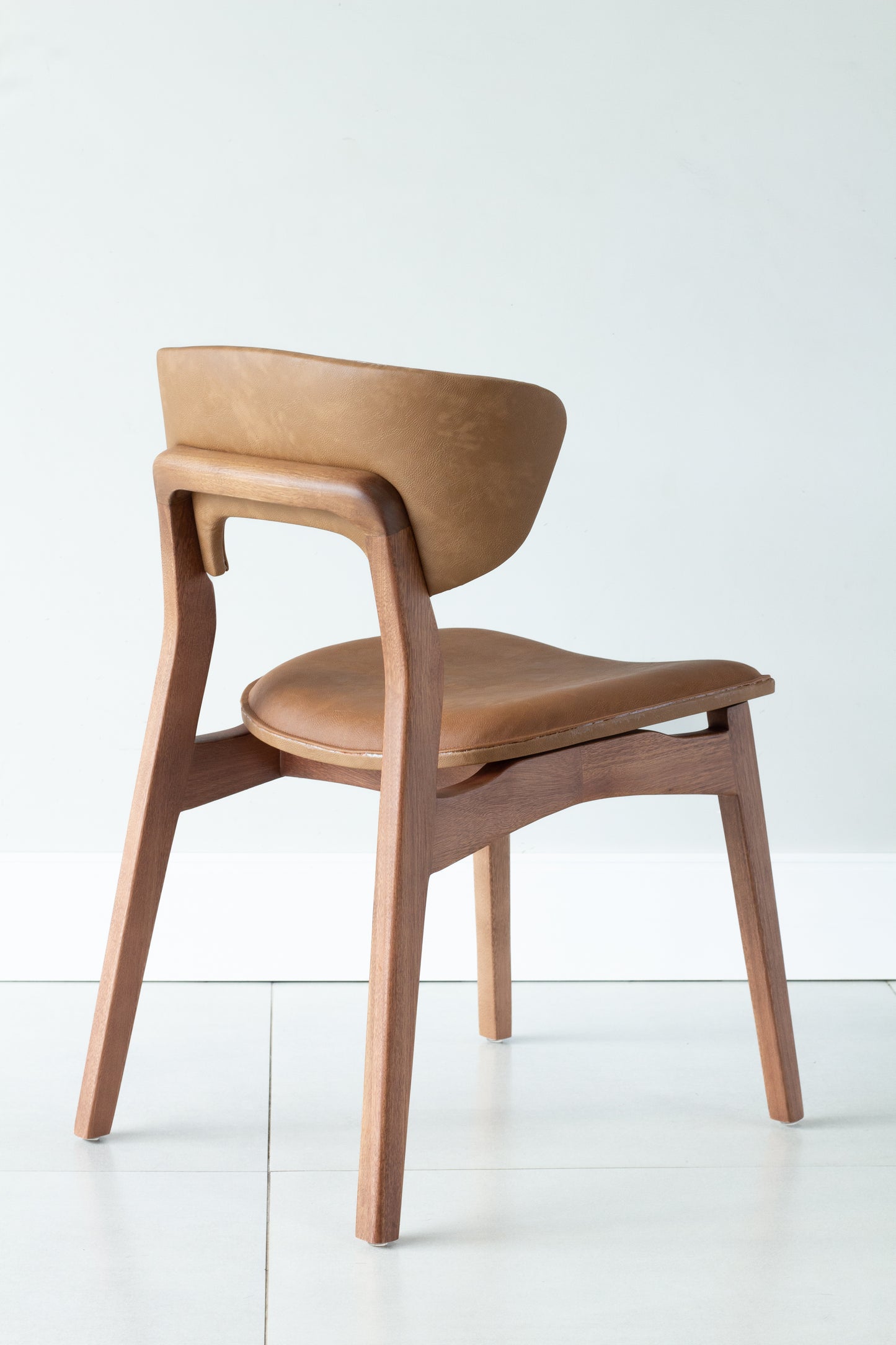 Silla Adara con Brazo Madera Asiento de Metal Negro Mate Dorado Tapizado Tela BR6000