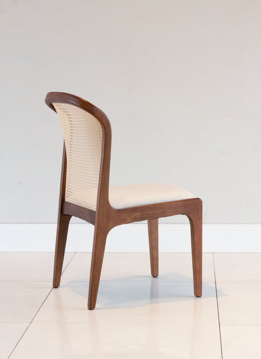 Silla Isis con Respaldo Hexagonal de Paja Asiento de Madera Natural Tapizado en Tela BR6000