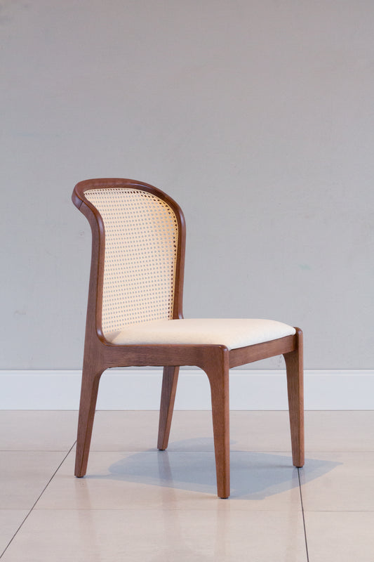 Silla Isis con Respaldo Hexagonal de Paja Asiento de Madera Natural Tapizado en Tela BR6000