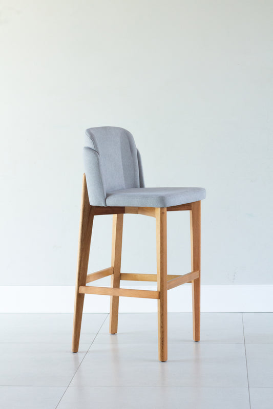 Banqueta Cloe Madeira 70  Detalhe em couro Marrom Assento Tecido BR6031