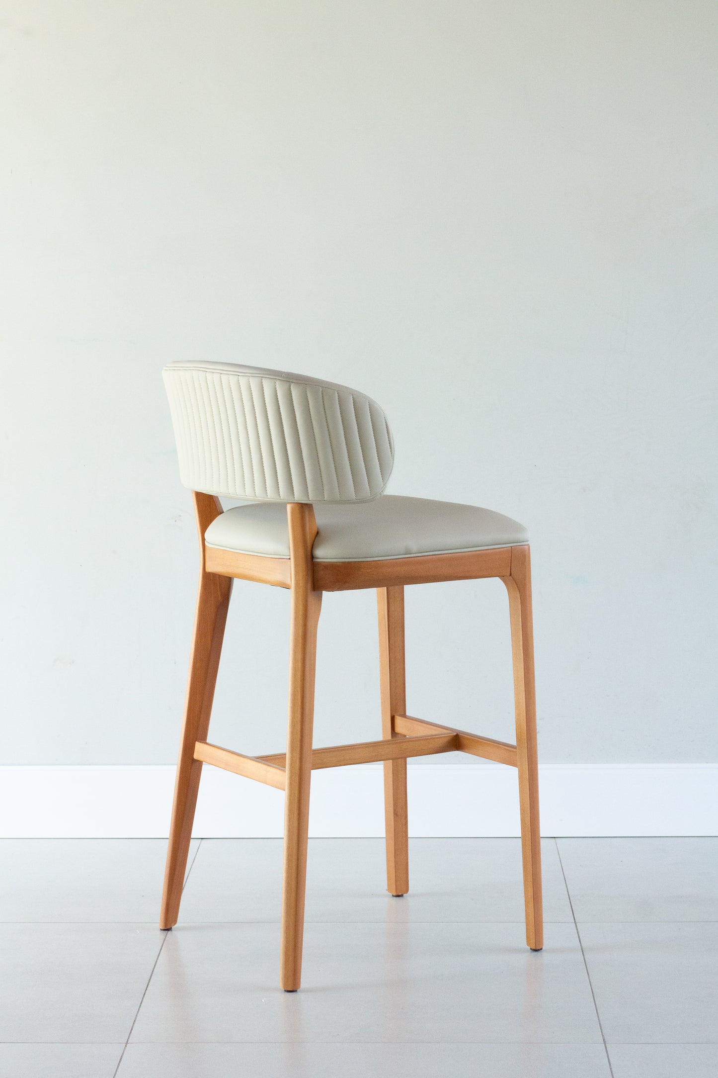 Banqueta Ester Madeira Damasco Assento Couro AQ8014