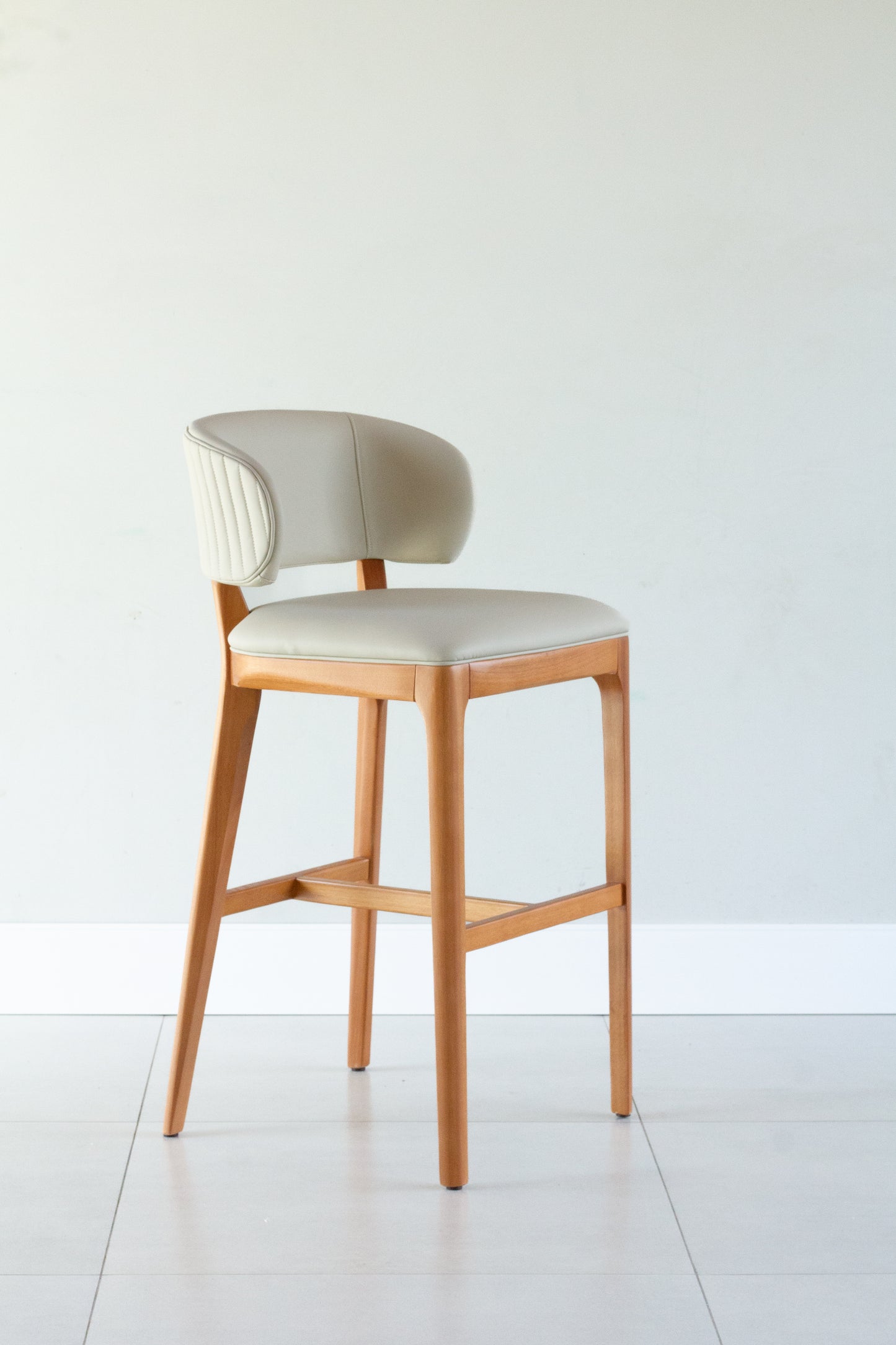 Banqueta Ester Madeira Damasco Assento Couro AQ8014