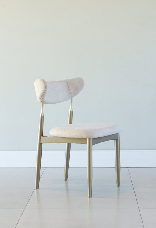 Cadeira Lais Madeira Laredo Metal Champagne Assento e Encosto Estofado Tecido AQ2001