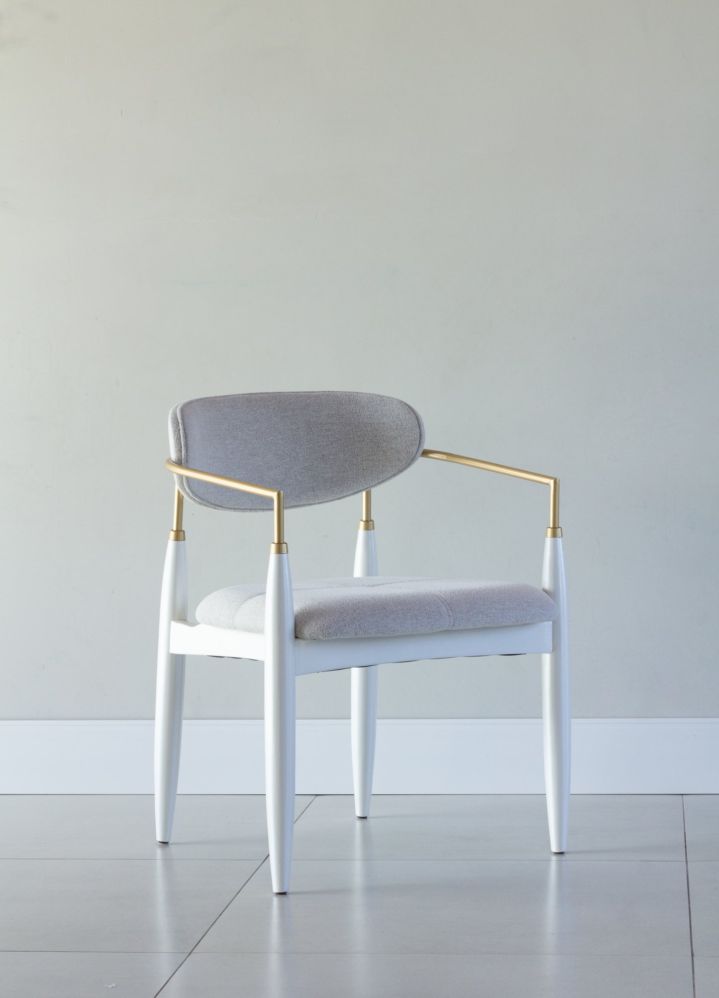 Silla Adara con Brazo Madera Asiento de Metal Negro Mate Dorado Tapizado Tela BR6000