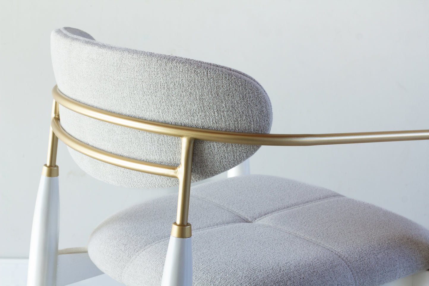 Silla Adara con Brazo Madera Asiento de Metal Negro Mate Dorado Tapizado Tela BR6000