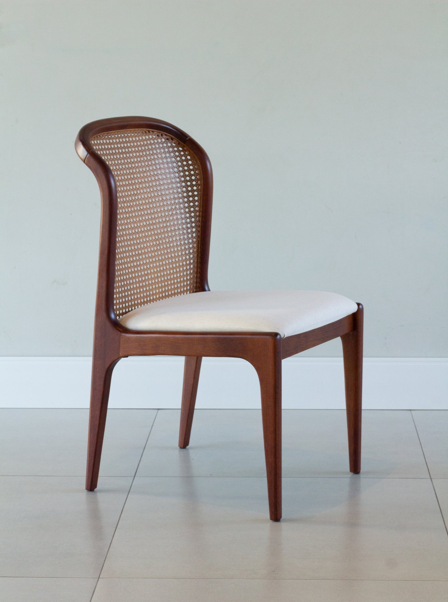 Cadeira Isis Encosto Palha Sextavada Madeira 50 Assento Estofado Tecido AB1020