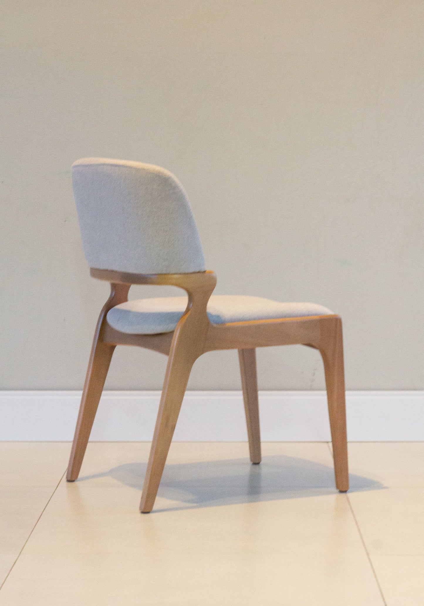 Silla Cora Wood 30 Respaldo Asiento Tapizado en Tela BR6032