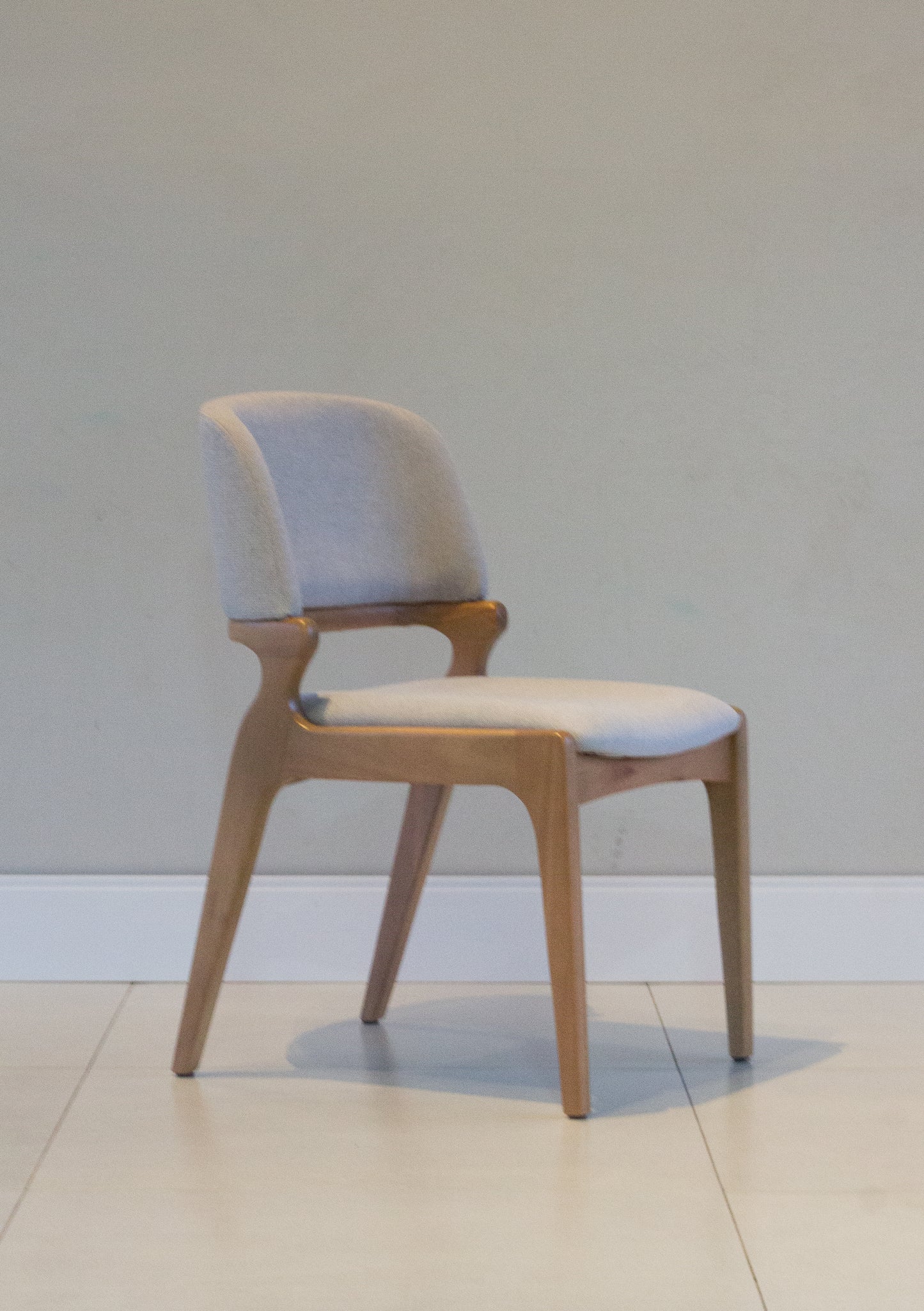 Silla Cora Wood 30 Respaldo Asiento Tapizado en Tela BR6032