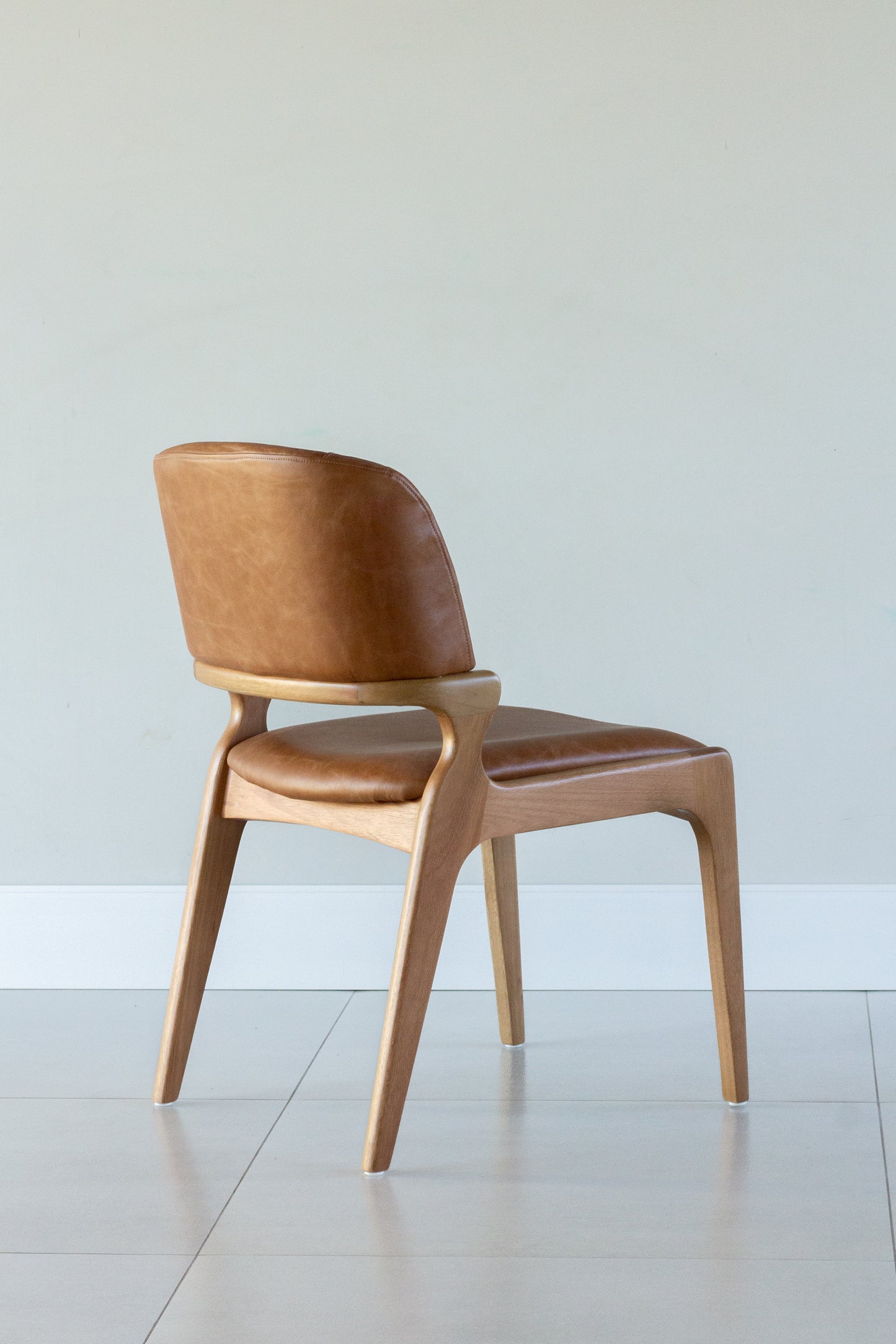 Silla Cora Wood 30 Respaldo Asiento Tapizado en Tela BR6032