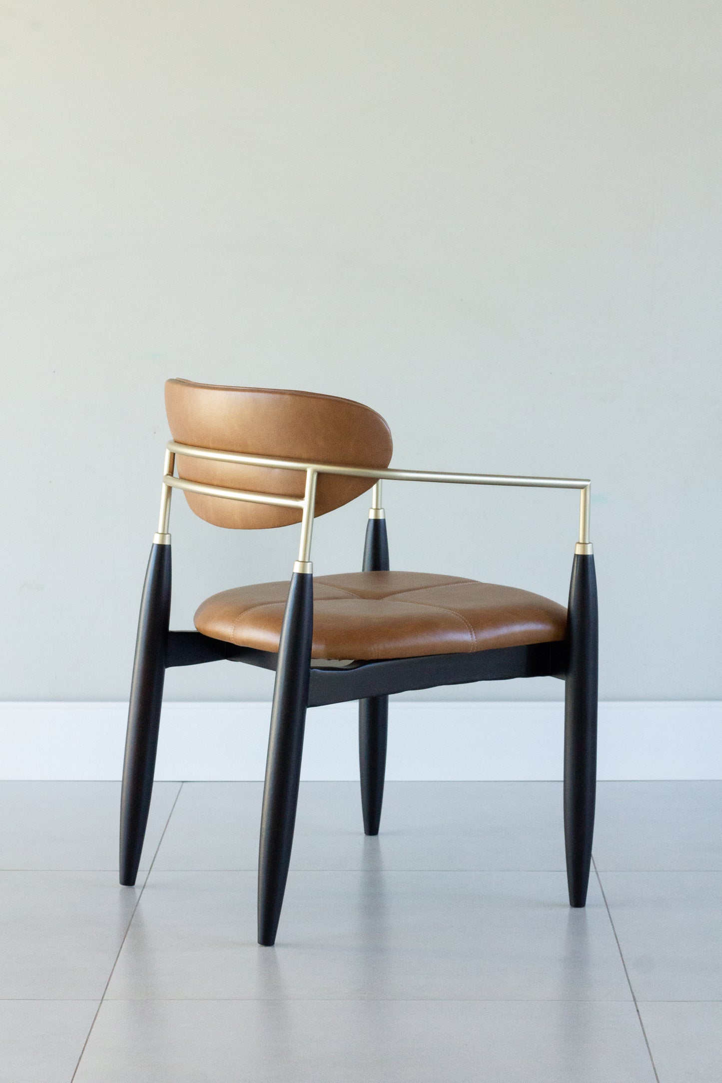 Silla Adara con Brazo Madera Metal Negro Mate Asiento Tapizado Tela BR6000