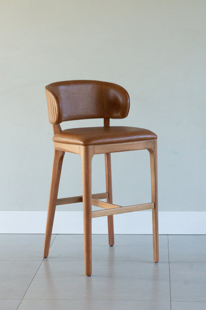 Banqueta Ester Madeira Damasco Assento Couro BR6026