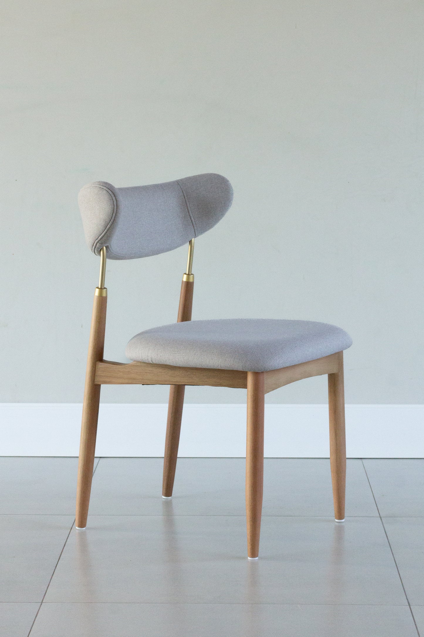 Cadeira Lais Madeira 70 Metal Dourado Assento e Encosto Estofado Tecido AA40