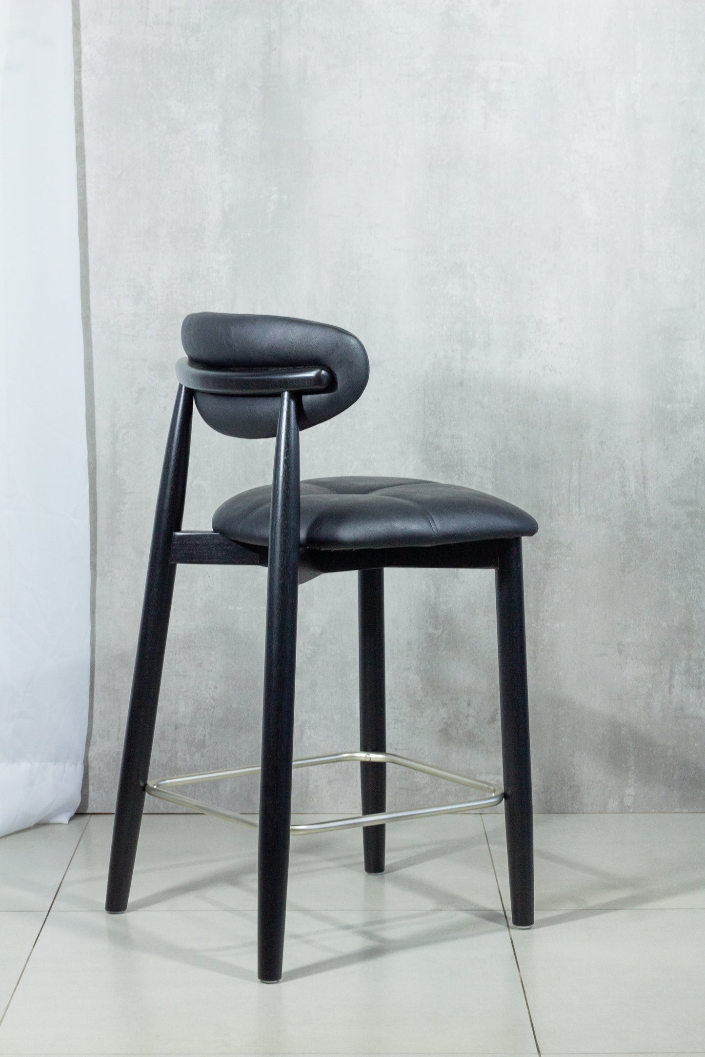 Banqueta Ana Madeira Ebano Metal Champagne Assento Couro AB1016