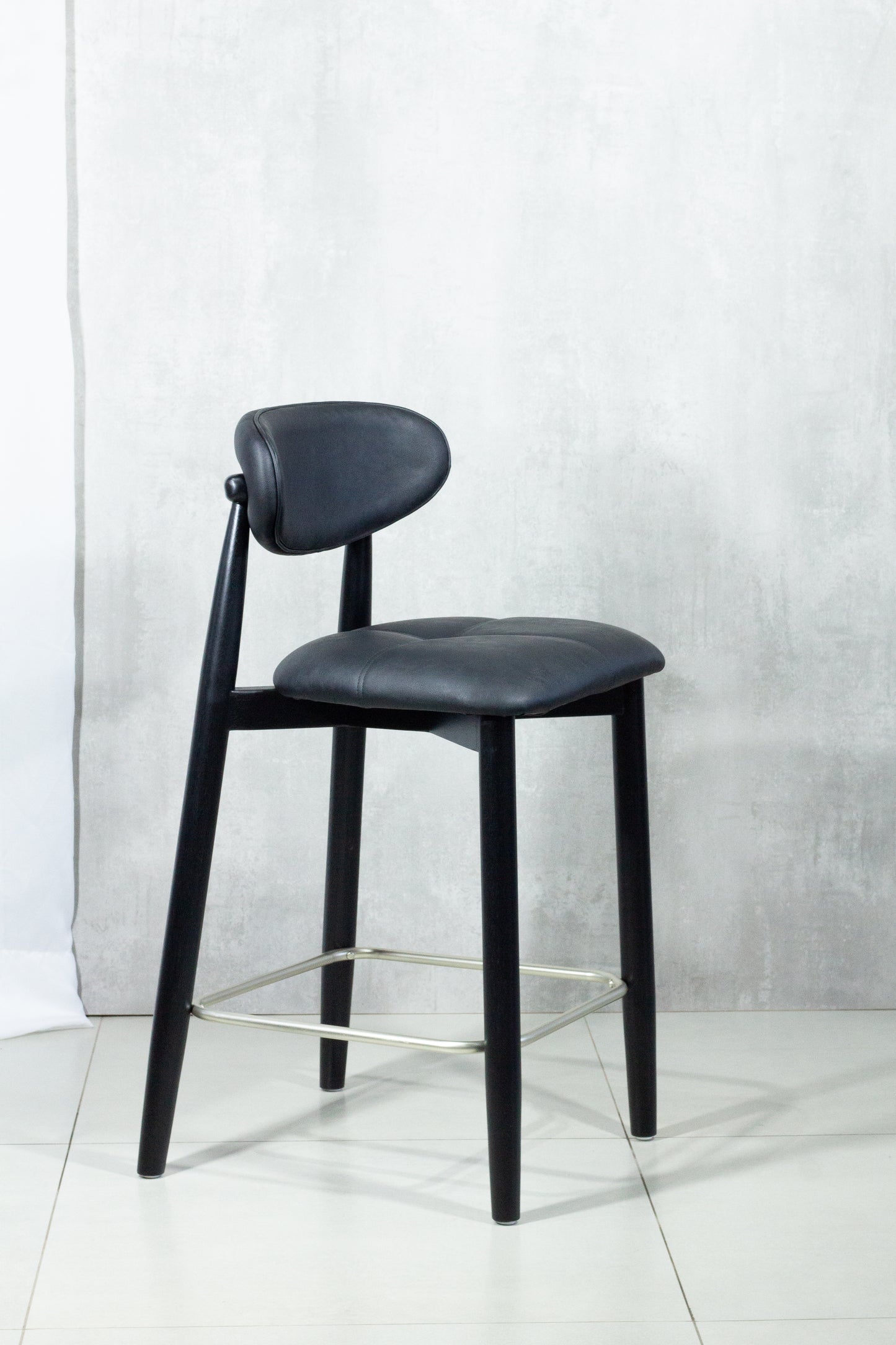 Banqueta Ana Madeira Ebano Metal Champagne Assento Couro AB1016